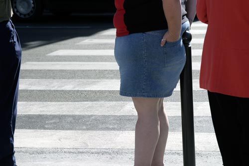 Mujer en falda corta en tejido de vaqueros - © Norbert Pousseur