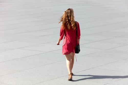 Joven mujer en vestido ligero - © Norbert Pousseur