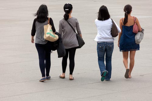 Cuatro jóvenes mujeres en postura de verano - © Norbert Pousseur