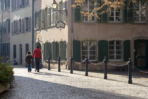 Transeúntes en calle tranquila intemporal - © Norbert Pousseur