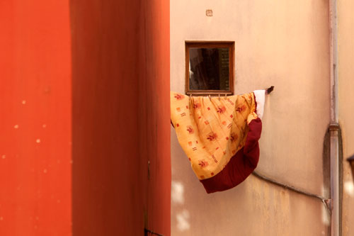 Ventana-tragaluz a las paredes ocre - © Norbert Pousseur