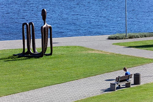 Dos personajes sentados en Riga - © Norbert Pousseur