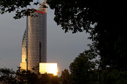 Edificio grande en reflejo de sol en Riga - © Norbert Pousseur