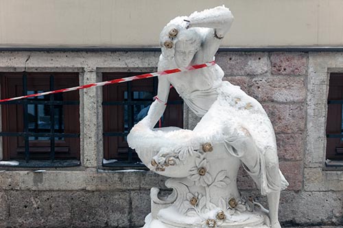 Estatua de decoración sobre la acera de Riga - © Norbert Pousseur