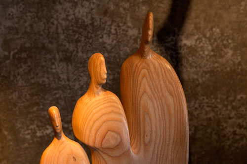 Trío sobre madera por Lutfi Romhein - © Norbert Pousseur