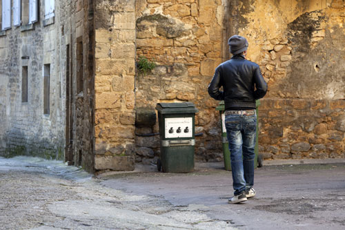 Joven hombre entra dos calles - Sarlat - © Norbert Pousseur