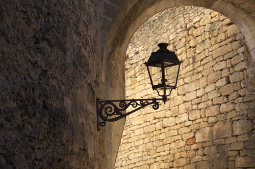 Farola en la esquina de un callejón - Sarlat - © Norbert Pousseur