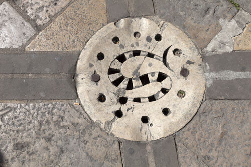 Placa de alcantarilla a la salamandra - Sarlat - © Norbert Pousseur