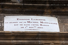 La inscripción sobre la casa de Boétie - Sarlat - © Norbert Pousseur