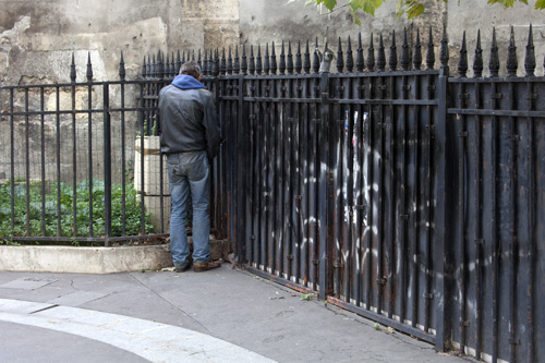 Persona sin hogar que orina - © Norbert Pousseur