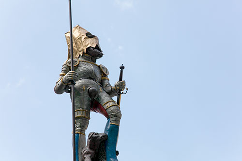 Estatua al yelmo de papel en Zurich - © Norbert Pousseur