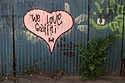 We love graffiti sur coeur rose - Graph’mur photographié par Norbert Pousseur ©