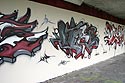 Grafs en fresque blanche, grise et rouge - Graph’mur photographié par Norbert Pousseur ©