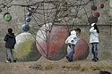 Jeu de boules devant mur de boules, Graph’mur photographié par Norbert Pousseur ©