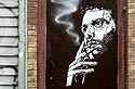 Homme fumant à sa fenètre par SIS - Kosmopolite 2008 de Bagnolet, photographié par Norbert Pousseur ©