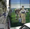Fermière et son seau de lait dans rue parisienne, Graph’mur photographié par Norbert Pousseur ©