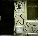 Grand corps tracé devant une porte d'entrée, Graph’mur photographié par Norbert Pousseur ©