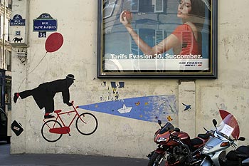 A vélo et en bateau à voile, oeuvre de Jérôme Mesnager et Nemo, Graph’mur photographié par Norbert Pousseur ©