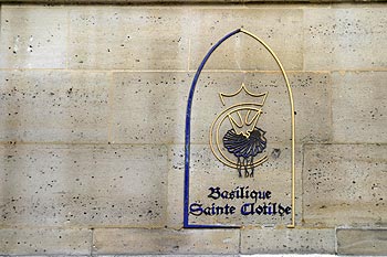 Logo de la basilique St Clothilde, Graph’mur photographié par Norbert Pousseur ©