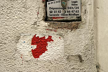 éclat rouge sur mur crème, Graph’mur photographié par Norbert Pousseur ©