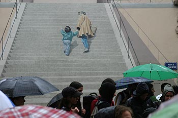 Escalier de l'espoir, sous la pluie, Graph’mur photographié par Norbert Pousseur ©