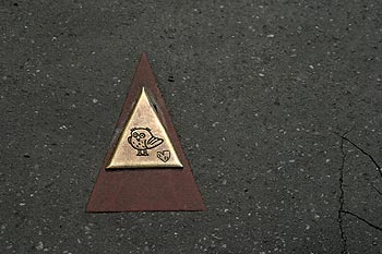 Gravure de chouette sur triangle de bronze, Graph’mur photographié par Norbert Pousseur ©