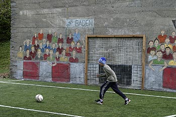 But peint pour terrain de jeu de foot, Graph’mur photographié par Norbert Pousseur ©
