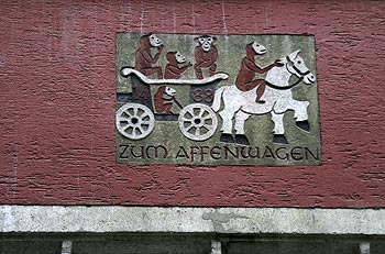 Cariole de singes "Zum Affenwagen" sur maison de Baden, Graph’mur photographié par Norbert Pousseur ©