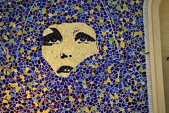 Mosaïque de visage de femme, Graph’mur photographié par Norbert Pousseur ©