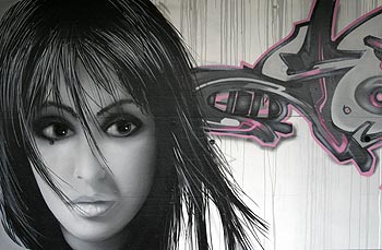 Jeune fille aux cheveux noirs - signé Disk, Jones ..., Graph’mur photographié par Norbert Pousseur ©