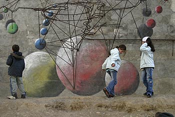 Enfants jouant aux boules devant mur de boules peint, Graph’mur photographié par Norbert Pousseur ©