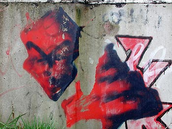 Tel le visage d'un diable rouge, Graph’mur photographié par Norbert Pousseur ©