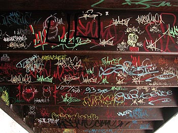 Signatures, signatures, sous un escalier, Graph’mur photographié par Norbert Pousseur ©