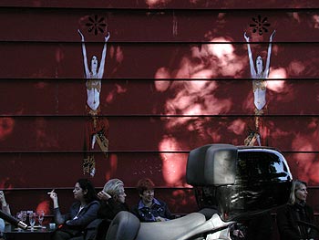 Silhouettes en ombre et lumière de café - Graph’mur photographié par Norbert Pousseur ©