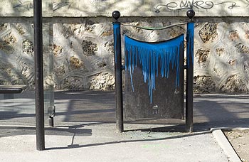 Poubelle décorée en bleu - Graph’mur photographié par Norbert Pousseur ©