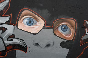Adolescent gris aux lunettes vivantes - graphmur de Baden photographié par Norbert Pousseur ©