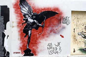 Cupidon adulte "All we need is love" de Jeff Aerosol - Kosmopolite 2008 de Bagnolet, photographié par Norbert Pousseur ©