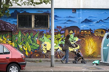 Fresque présentant un camp de gitans, au crépuscule,  par le Mac Crew - Kosmopolite 2008 de Bagnolet, photographié par Norbert Pousseur ©