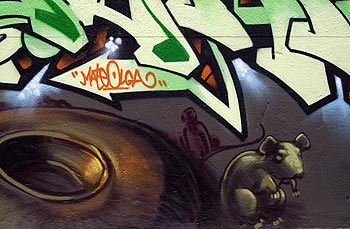 Rat se cachant dans un coin de la fresque sur les gitans, par le Mac Crew - Kosmopolite 2008 de Bagnolet, photographié par Norbert Pousseur ©