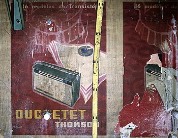 Affiche Ducretet Thomson dans le métro, Graph’mur photographié par Norbert Pousseur ©