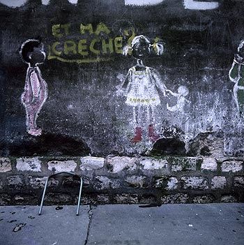 Et ma crêche pour 2 enfants dessinés à la craie - © Norbert Pousseur