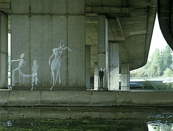 Silhouettes graphées sous l'ancienne dalle - © Norbert Pousseur