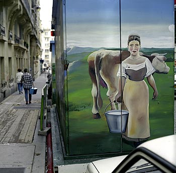 Fermière et son seau de lait dans rue parisienne, Graph’mur photographié par Norbert Pousseur ©