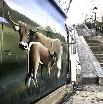 Une vache et son veau peints devant escalier de la Butte Montmartre, Graph’mur photographié par Norbert Pousseur ©