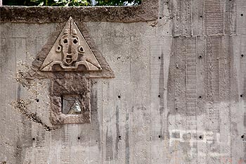 Empreinte de visage en triangle rappelant le style aztèque - Bagnolet 2009, photographié par Norbert Pousseur ©