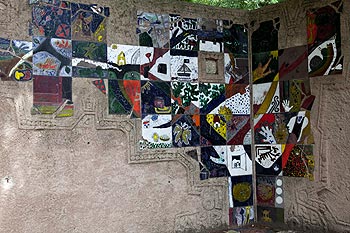 Dans un recoin d'un espace de jeux, fresque de carreaux de céramique - Bagnolet 2009, photographié par Norbert Pousseur ©