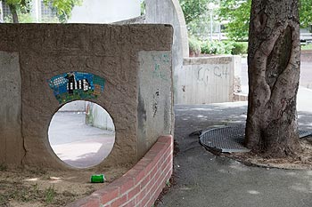 Trou pour jeux d'enfant amménagé sur une paroi - Bagnolet 2009, photographié par Norbert Pousseur ©