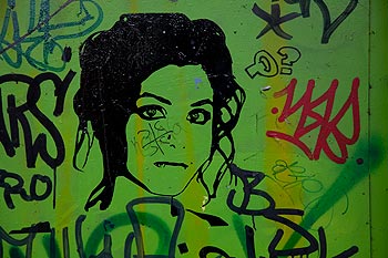 Visage féminin sur fond vert - Graph’mur de Baden photographié par Norbert Pousseur ©