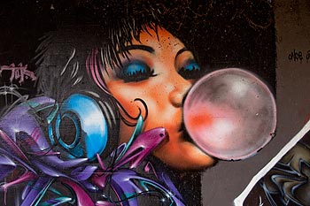 Femme au buble-gomme - Graph’mur de Baden photographié par Norbert Pousseur ©