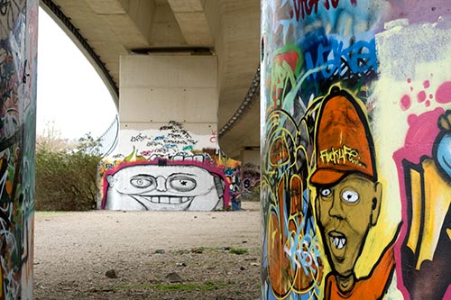 Têtes de furieux - Graph’mur sous un pont photographié par Norbert Pousseur ©